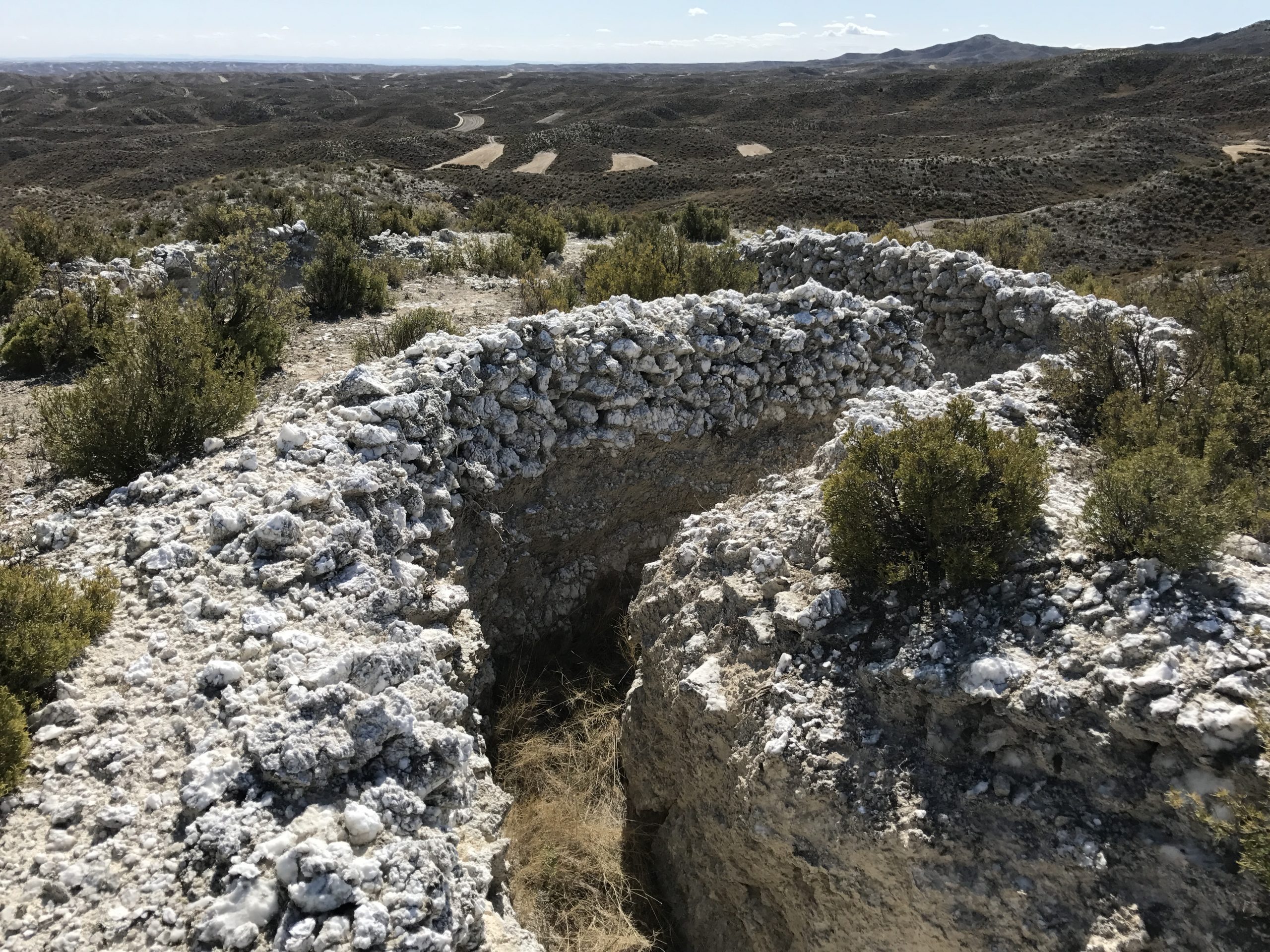 Trinchera nacional hecha con rocas de alabastro cerca de Torrecilla de Valmadrid (Zaragoza)