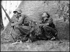 Gerda Taro parapetada junto con un soldado