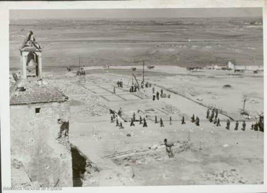 Obreros trabajando en la reconstrucción de Brunete durante los años 40